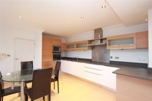 Cambridge, CB3 0EL picture 2