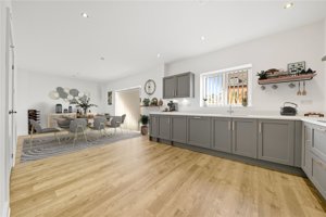 Holt, NR25 6EW picture 2